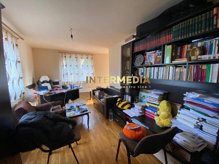 Casă individuală cu 5 camere cu Canalizare în Cetate