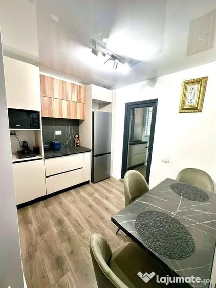 Apartament cu 3 camere decomandat în Poarta 6