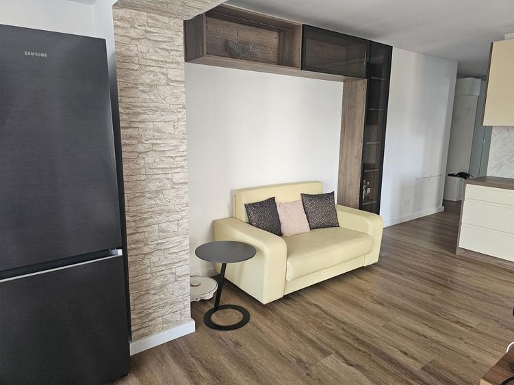 Apartament cu 3 camere semidecomandat în Florești