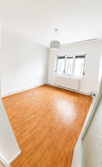 Apartament cu 3 camere decomandat în Micro 21