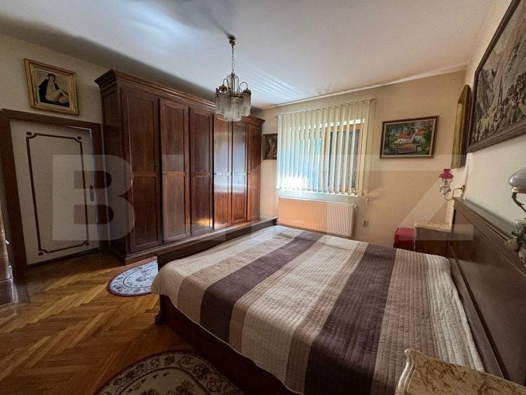 Casă individuală cu 10 camere cu Canalizare în 1 Mai