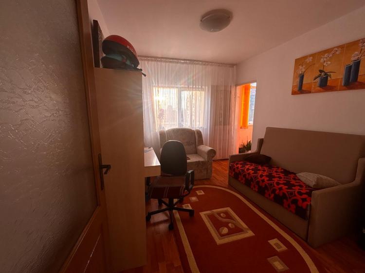 Apartament cu 4 camere decomandat, mobilat în Calea Moldovei