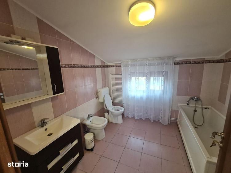 Casă cu 4 camere decomandat în Central