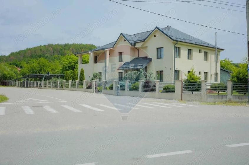 Casă cu Teren 1378 Mp în Eșelnița