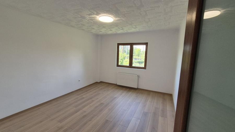 Casă cu 9 camere cu Canalizare în Central