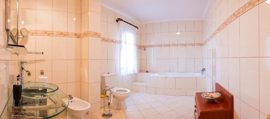 Casă individuală cu 5 camere cu Canalizare în Central