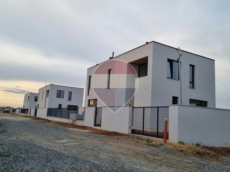 Casă individuală cu 5 camere cu Teren 450 Mp în Brănești