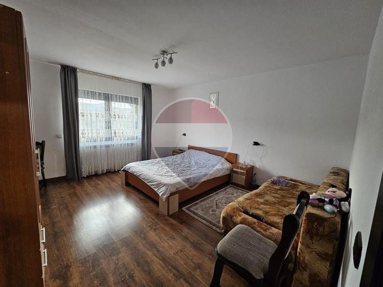Duplex cu 9 camere cu Teren 750 Mp în Rona de Jos