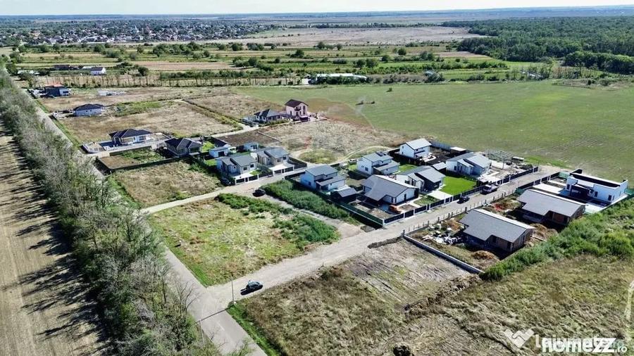 Teren de 593 mp, în Vânători