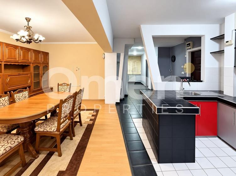 Apartament cu 3 camere decomandat, mobilat în Central
