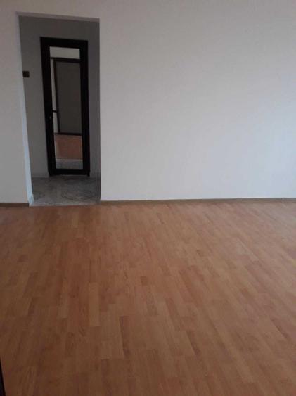 Apartament cu 3 camere semidecomandat în Micro 17