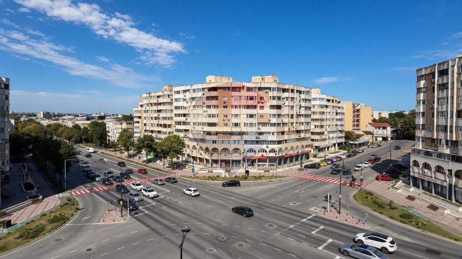 Apartament cu 3 camere decomandat în Trocadero