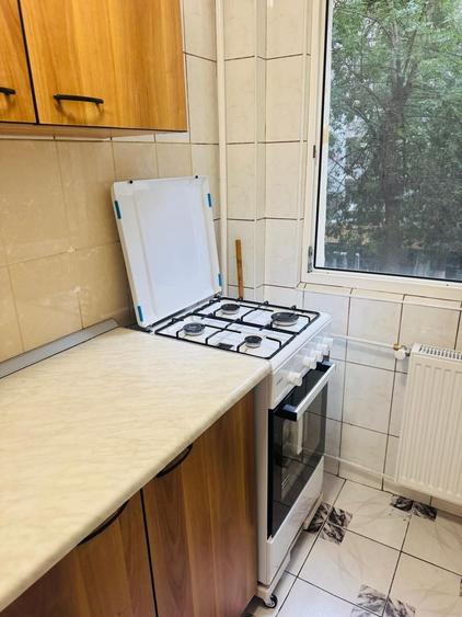 Apartament cu 3 camere decomandat, mobilat în Tei