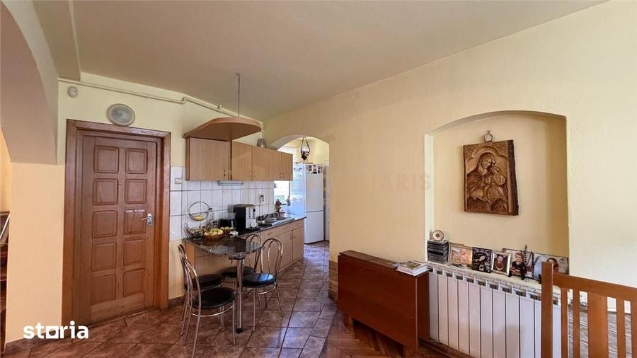 Casă cu 7 camere cu Teren 1800 Mp în Central