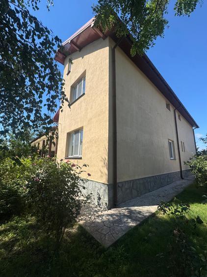 Casă cu 8 camere cu Garaj în Poienarii Burchii