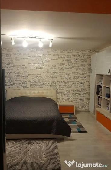 Apartament cu 5 camere decomandat, mobilat în Central