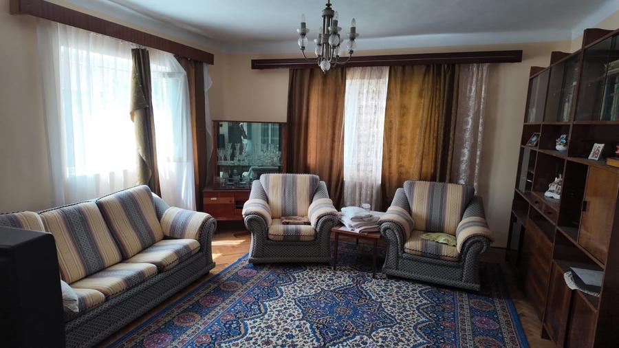 Casă individuală cu 5 camere cu Garaj în Central