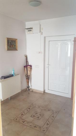 Casă individuală cu 5 camere cu Canalizare în Central