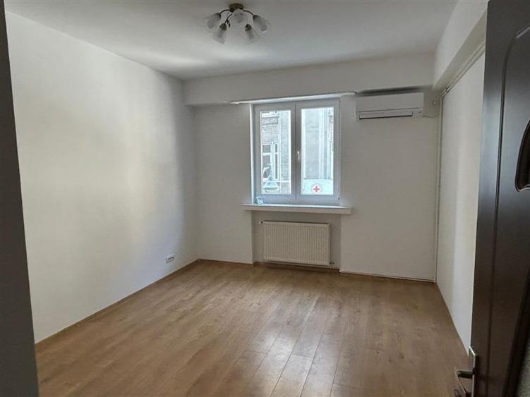 Apartament cu 3 camere decomandat în Magheru