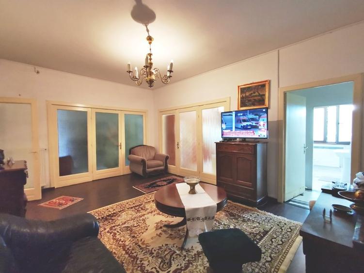 Apartament cu 4 camere semidecomandat în P-ța Rosetti