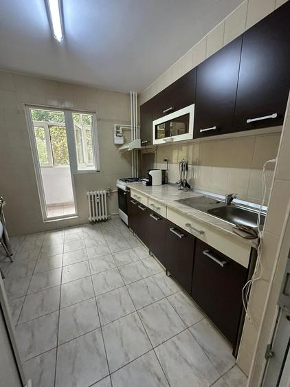 Apartament cu 3 camere semidecomandat în Gorjului