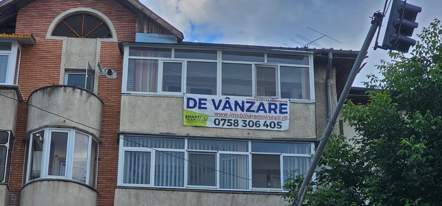 Apartament cu 3 camere decomandat, mobilat în Moinești