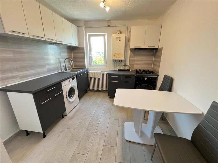 Apartament cu 2 camere semidecomandat în Podu Roș