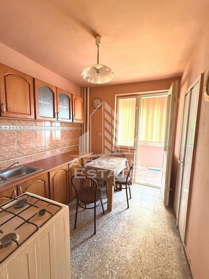 Apartament cu 3 camere semidecomandat în Soarelui