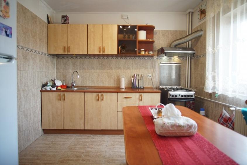 Apartament cu 3 camere decomandat, mobilat în Vitan Mall