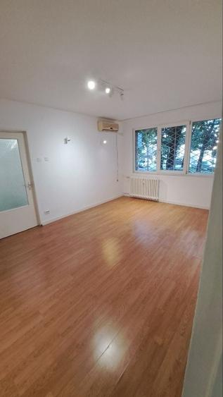 Apartament cu 3 camere semidecomandat în Bucur Obor