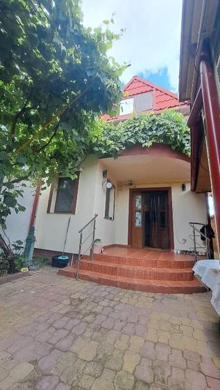 Casă individuală cu 5 camere cu Canalizare în Plantelor
