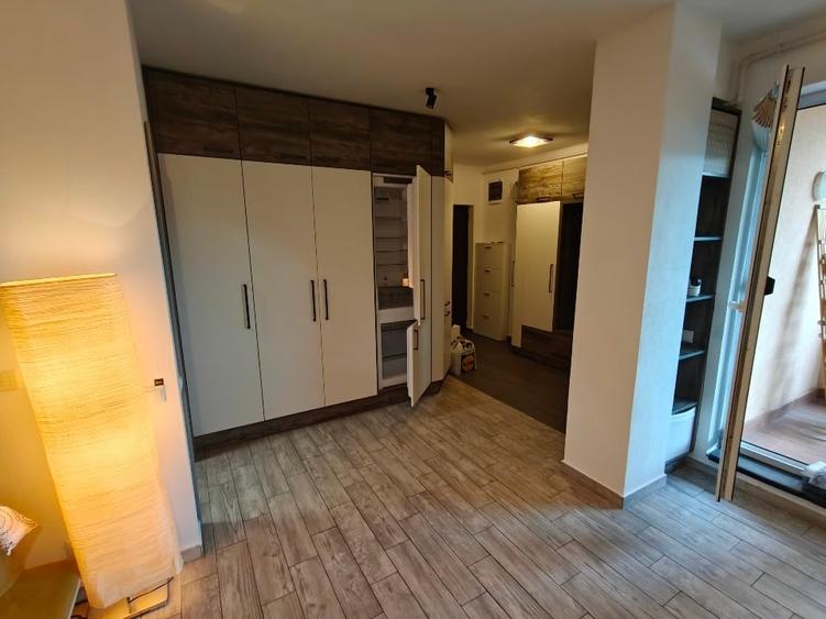 Apartament cu 3 camere semidecomandat, mobilat în Central