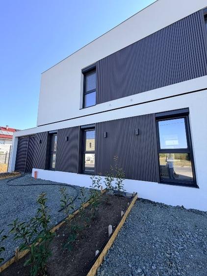 Duplex cu 5 camere cu Canalizare în Dumbrăvița