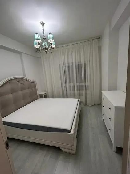 Apartament cu 3 camere semidecomandat, mobilat în Central