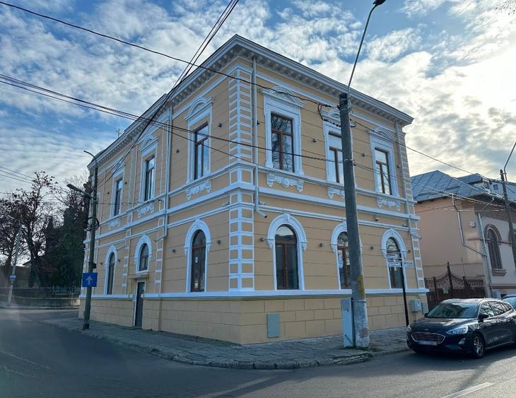 Casă individuală cu 10 camere cu Teren 362 Mp în Central