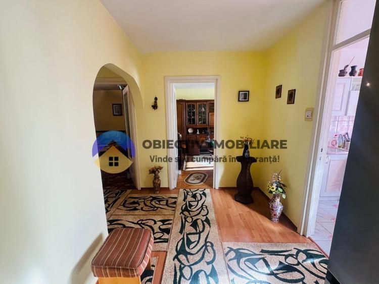 Apartament cu 4 camere decomandat în Central