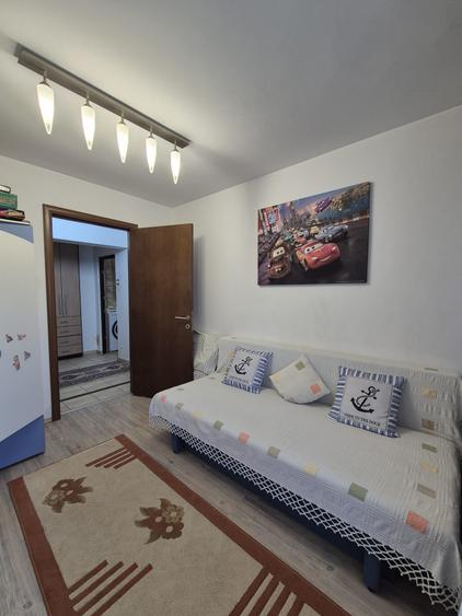 Apartament cu 3 camere decomandat în Nicolina