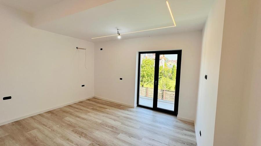 Duplex cu 4 camere cu Teren 394 Mp în Ostratu