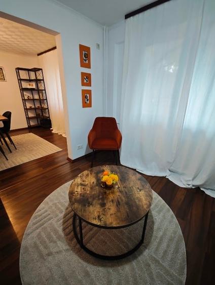 Apartament cu 3 camere decomandat, mobilat în P-ța Victoriei