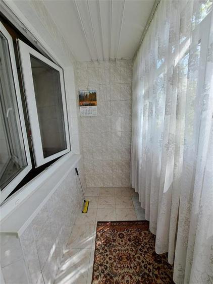 Apartament cu 3 camere semidecomandat în Berceni