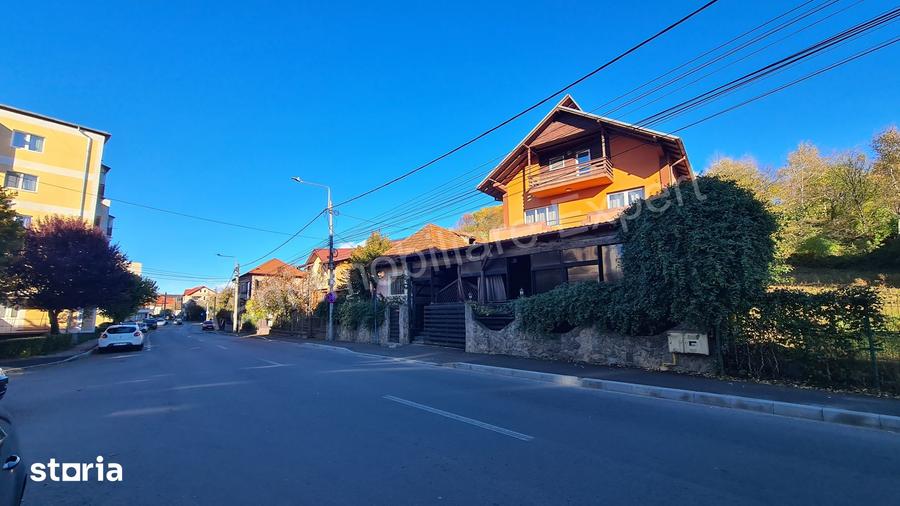 Casă cu 10 camere cu Teren 2642 Mp în Central