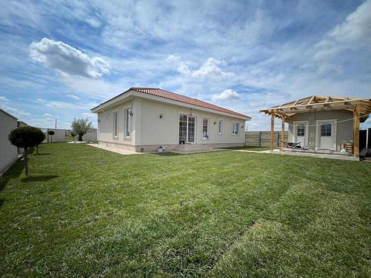 Casă individuală cu 4 camere cu Canalizare în Moșnița Nouă