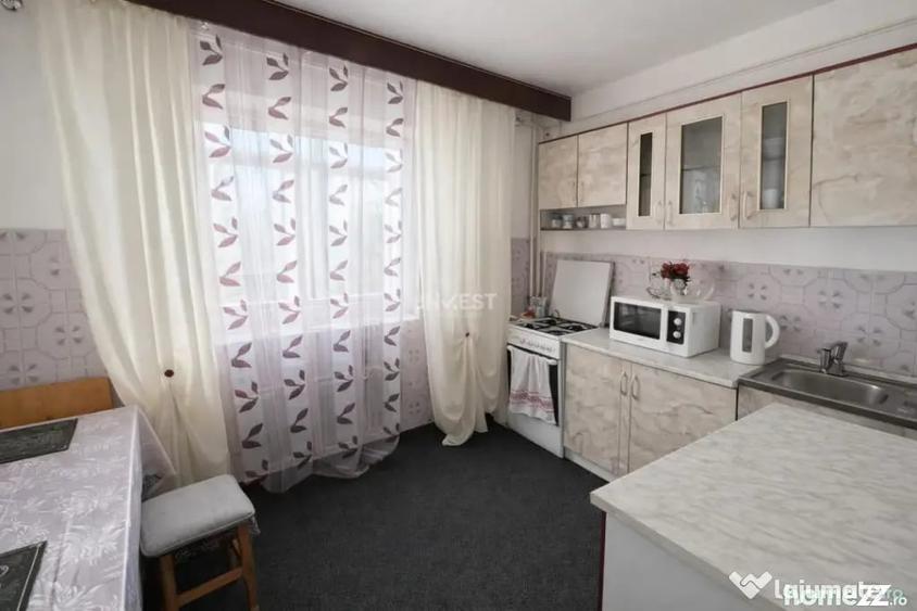 Apartament cu 3 camere decomandat în Nicolina