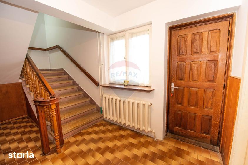 Casă cu 7 camere cu Teren 200 Mp în Central