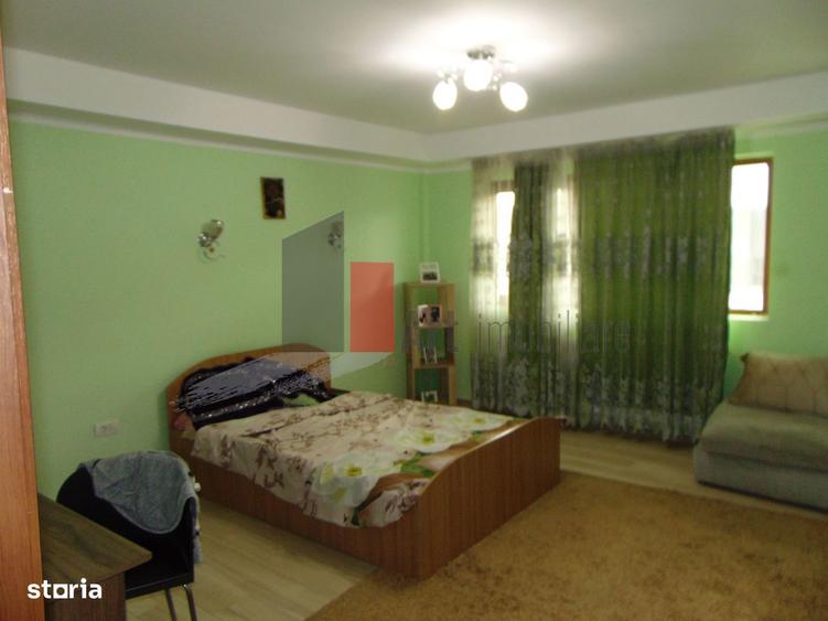 Casă cu 7 camere cu Teren 437 Mp în Fundeni