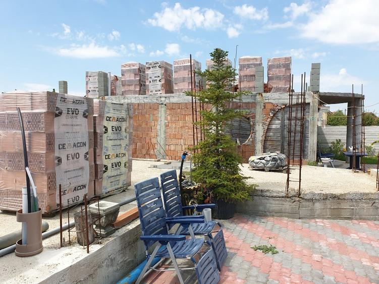 Casă cu 5 camere cu Teren 2600 Mp în Central