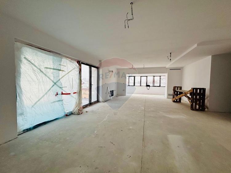 Apartament cu 4 camere decomandat în Herăstrău