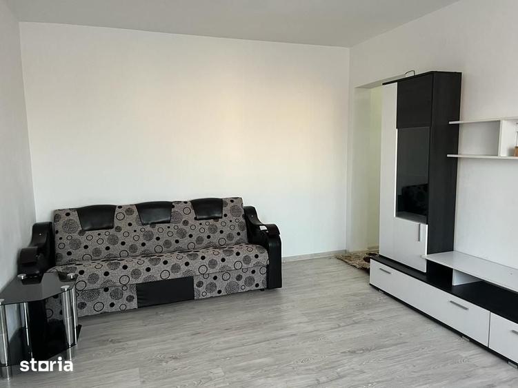 Apartament cu 3 camere semidecomandat în Micro 5