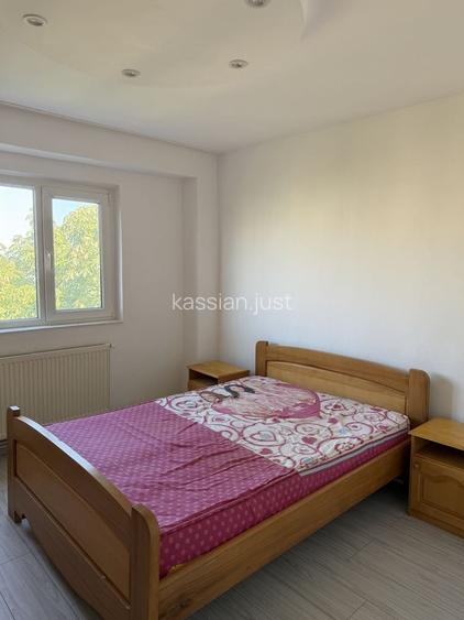 Inchiriez apartament trei camere decomandate