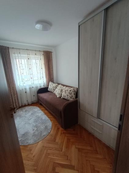Apartament cu 3 camere decomandat, mobilat în Valea Aurie